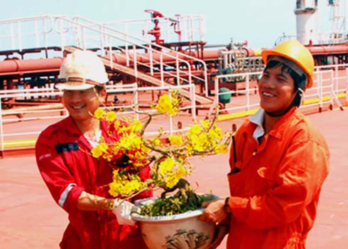 ບັນຍາກາດເຮັດວຽກໃນຊຸມມື້ໃກ້ຈະຮອດບຸນປີໃໝ່ຢູ່ໂຮງງານກັ່ນນ້ຳມັນ ຢຸງກວ໋ດ